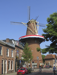 907296 Gezicht op de molen Rijn en Zon aan de Adelaarstraat te Utrecht, die versierd is naar aanleiding van de start ...